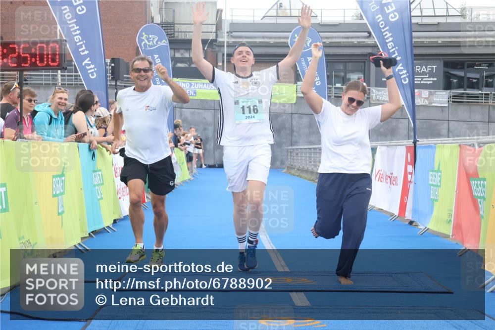 11.08.2024 - GEWOBA Citytriathlon Bremen Lena Gebhardt http://msf.ph/oto/6788902 11.08.2024 11:25:03 Ziel 111, 116 meine-sportfotos.de