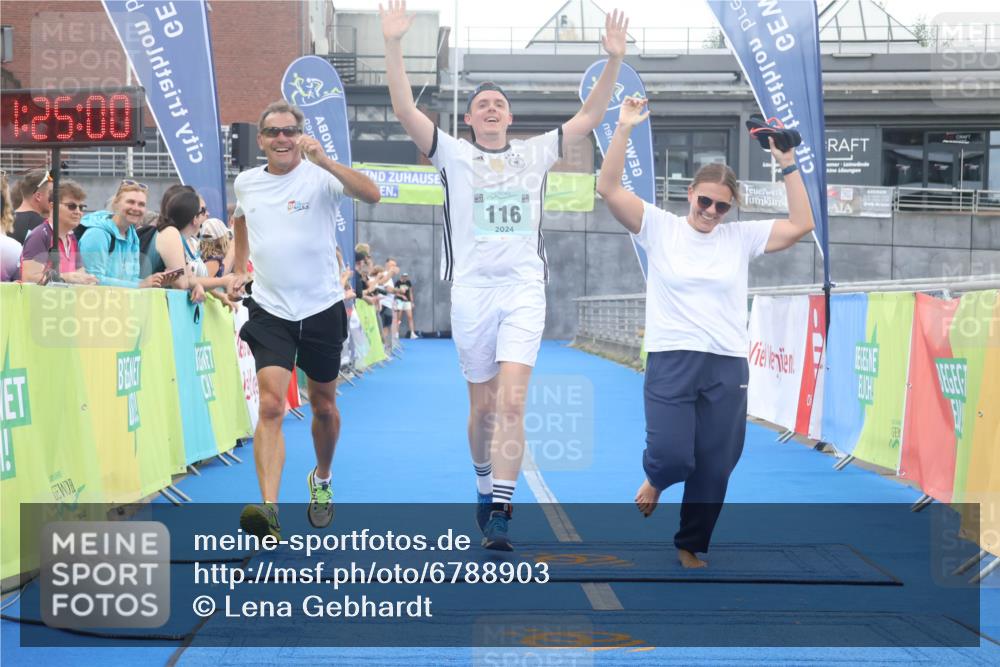 11.08.2024 - GEWOBA Citytriathlon Bremen Lena Gebhardt http://msf.ph/oto/6788903 11.08.2024 11:25:03 Ziel 111, 116 meine-sportfotos.de