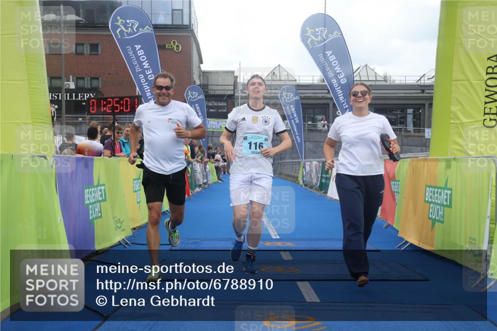 11.08.2024 - GEWOBA Citytriathlon Bremen Lena Gebhardt http://msf.ph/oto/6788910 11.08.2024 11:25:04 Ziel 111, 116 meine-sportfotos.de