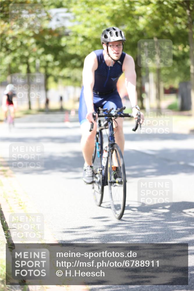 11.08.2024 - GEWOBA Citytriathlon Bremen H.Heesch http://msf.ph/oto/6788911 11.08.2024 13:15:24 Radfahren xxx, 359, 384, 433, 464, 473, 477, 496, 498, 558, 610, 636 meine-sportfotos.de