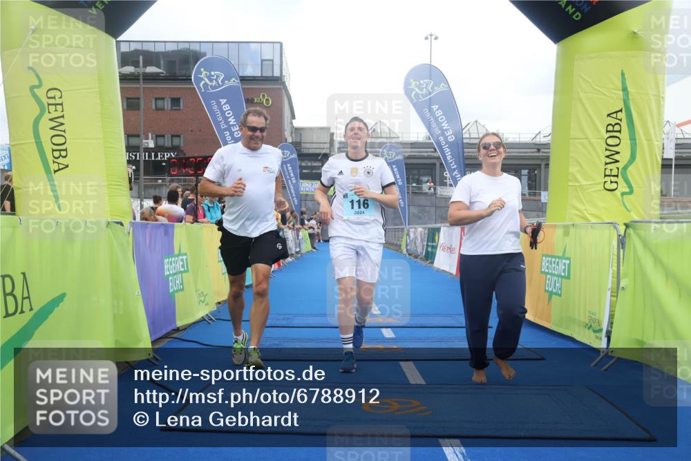 11.08.2024 - GEWOBA Citytriathlon Bremen Lena Gebhardt http://msf.ph/oto/6788912 11.08.2024 11:25:04 Ziel 111, 116 meine-sportfotos.de
