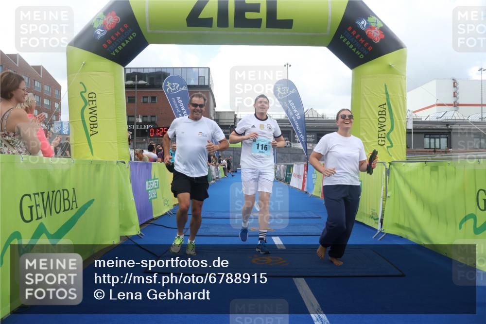 11.08.2024 - GEWOBA Citytriathlon Bremen Lena Gebhardt http://msf.ph/oto/6788915 11.08.2024 11:25:05 Ziel 111, 116 meine-sportfotos.de
