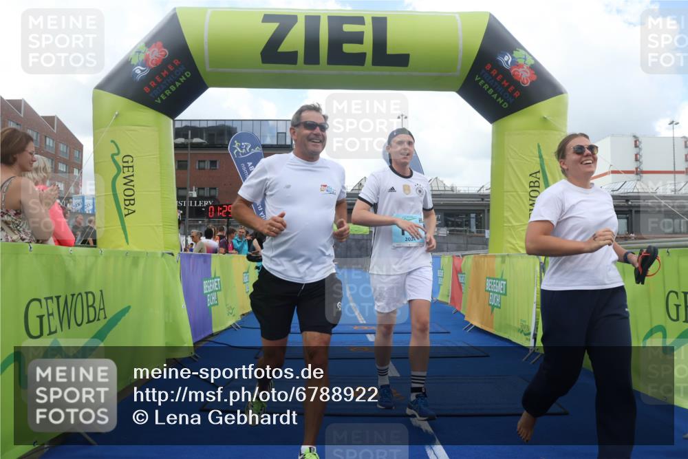 11.08.2024 - GEWOBA Citytriathlon Bremen Lena Gebhardt http://msf.ph/oto/6788922 11.08.2024 11:25:05 Ziel 111, 116 meine-sportfotos.de