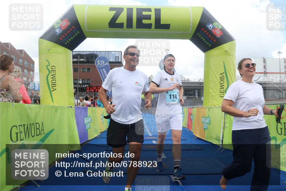 11.08.2024 - GEWOBA Citytriathlon Bremen Lena Gebhardt http://msf.ph/oto/6788923 11.08.2024 11:25:05 Ziel 111, 116 meine-sportfotos.de