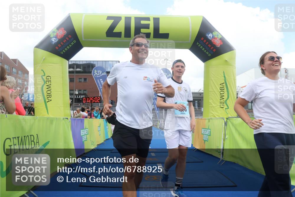 11.08.2024 - GEWOBA Citytriathlon Bremen Lena Gebhardt http://msf.ph/oto/6788925 11.08.2024 11:25:06 Ziel 111, 116 meine-sportfotos.de