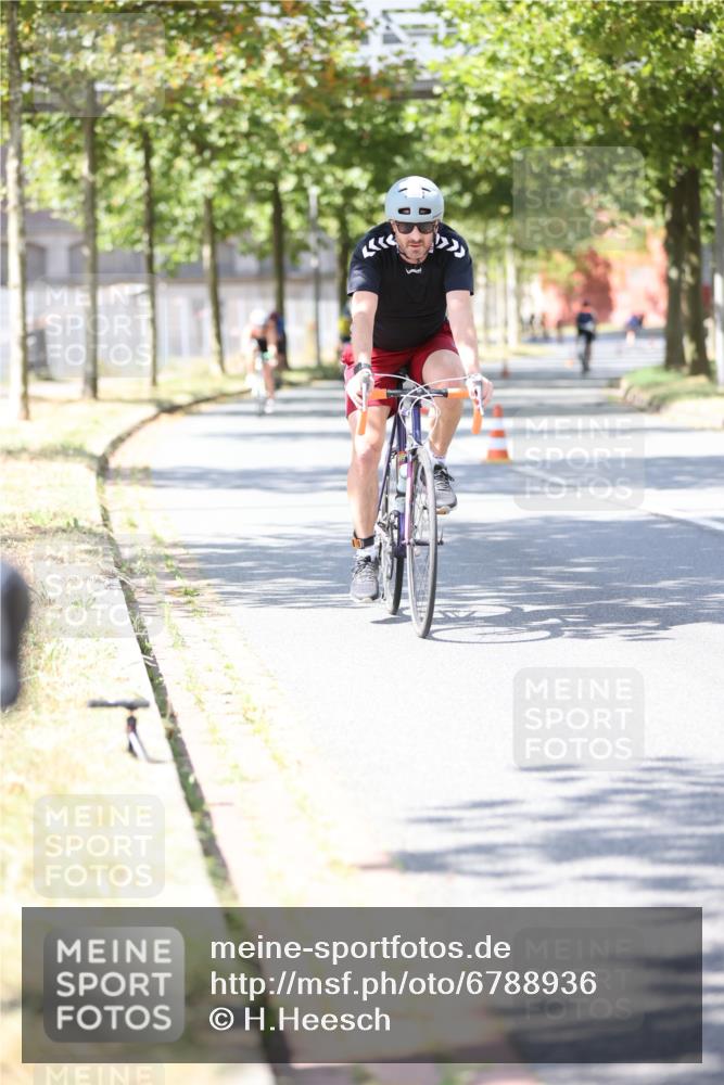 11.08.2024 - GEWOBA Citytriathlon Bremen H.Heesch http://msf.ph/oto/6788936 11.08.2024 13:15:26 Radfahren xxx, 359, 384, 433, 464, 473, 477, 496, 498, 558, 610, 636 meine-sportfotos.de