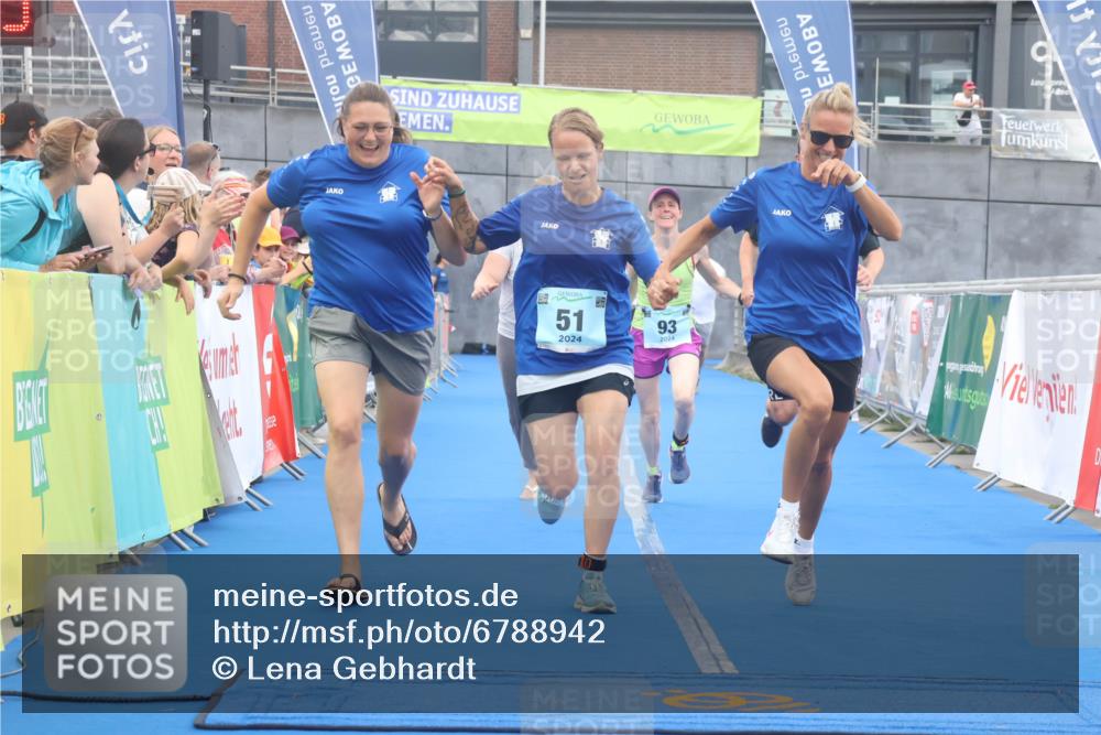 11.08.2024 - GEWOBA Citytriathlon Bremen Lena Gebhardt http://msf.ph/oto/6788942 11.08.2024 11:25:16 Ziel 51, 74, 93 meine-sportfotos.de