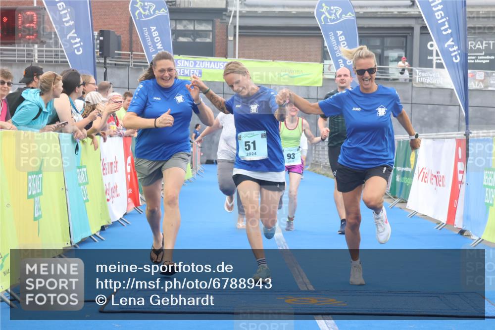 11.08.2024 - GEWOBA Citytriathlon Bremen Lena Gebhardt http://msf.ph/oto/6788943 11.08.2024 11:25:16 Ziel 51, 74, 93 meine-sportfotos.de