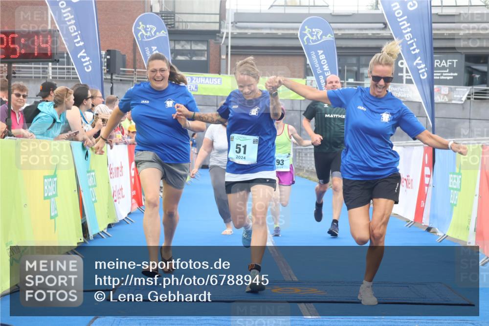 11.08.2024 - GEWOBA Citytriathlon Bremen Lena Gebhardt http://msf.ph/oto/6788945 11.08.2024 11:25:17 Ziel 51, 74, 93 meine-sportfotos.de