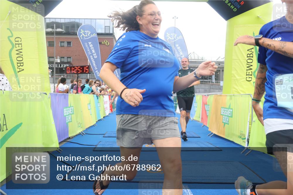 11.08.2024 - GEWOBA Citytriathlon Bremen Lena Gebhardt http://msf.ph/oto/6788962 11.08.2024 11:25:18 Ziel 51, 74, 93 meine-sportfotos.de