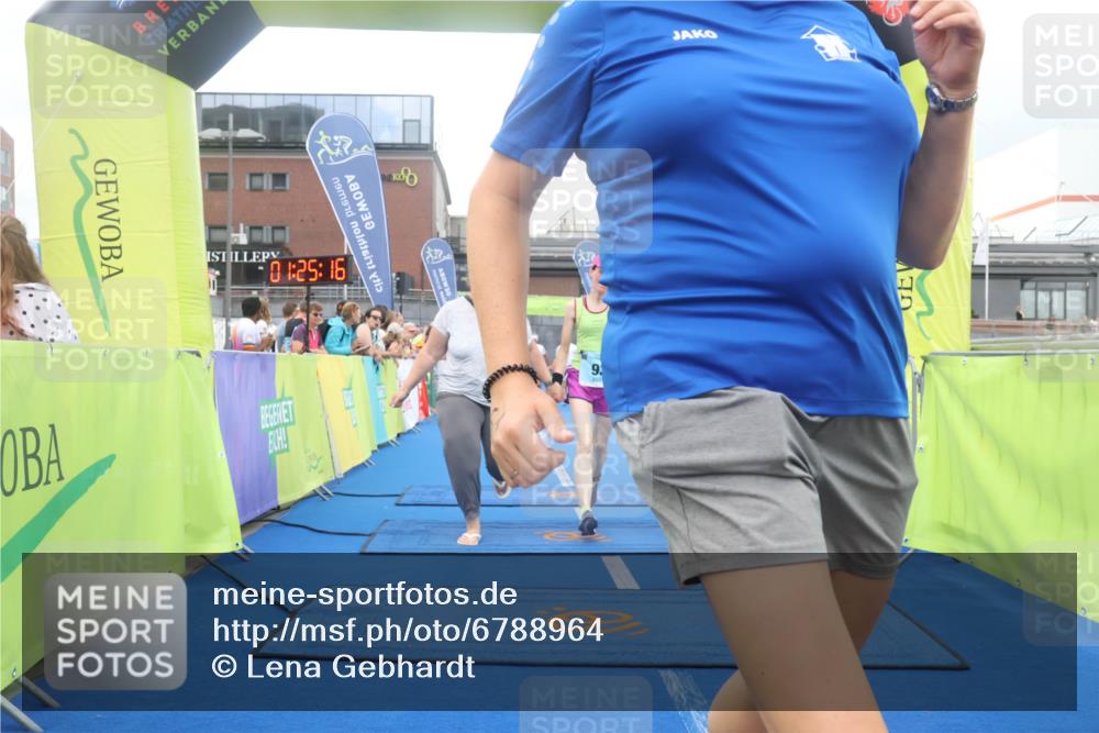 11.08.2024 - GEWOBA Citytriathlon Bremen Lena Gebhardt http://msf.ph/oto/6788964 11.08.2024 11:25:19 Ziel 51, 74, 93 meine-sportfotos.de