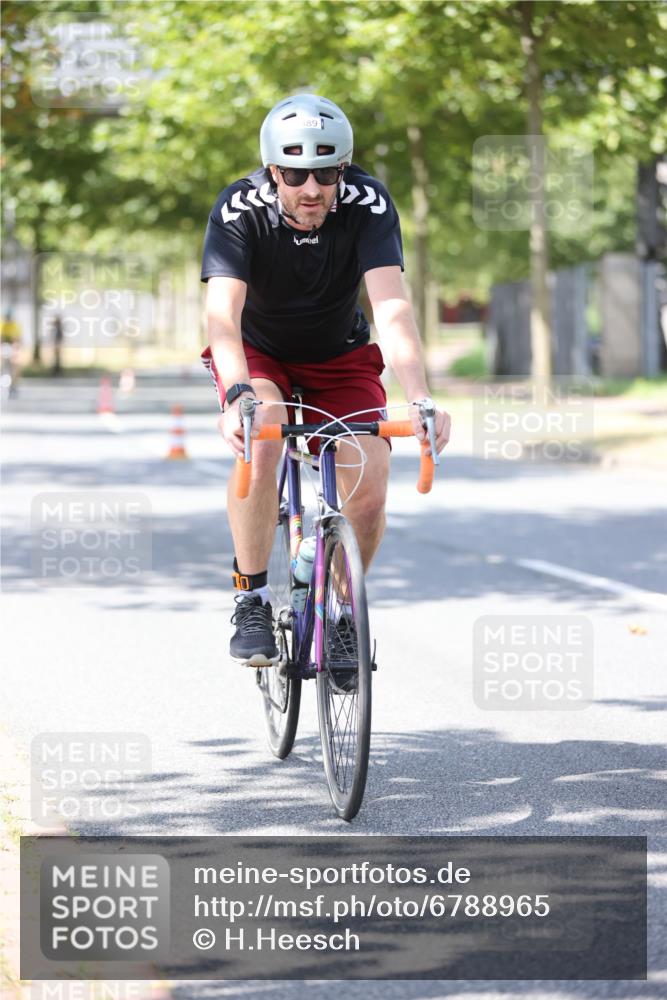 11.08.2024 - GEWOBA Citytriathlon Bremen H.Heesch http://msf.ph/oto/6788965 11.08.2024 13:15:26 Radfahren xxx, 359, 384, 433, 464, 473, 477, 496, 498, 558, 610, 636 meine-sportfotos.de