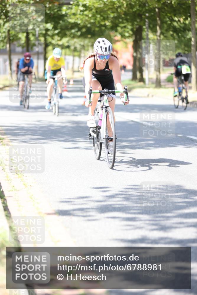 11.08.2024 - GEWOBA Citytriathlon Bremen H.Heesch http://msf.ph/oto/6788981 11.08.2024 13:15:29 Radfahren 359, 384, 433, 464, 473, 496, 498, 512, 558, 610, xxx, 636, 665 meine-sportfotos.de