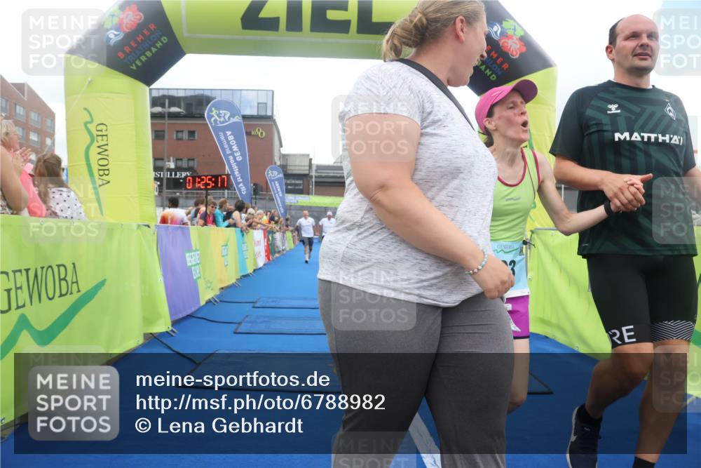 11.08.2024 - GEWOBA Citytriathlon Bremen Lena Gebhardt http://msf.ph/oto/6788982 11.08.2024 11:25:20 Ziel 51, 74, 93 meine-sportfotos.de