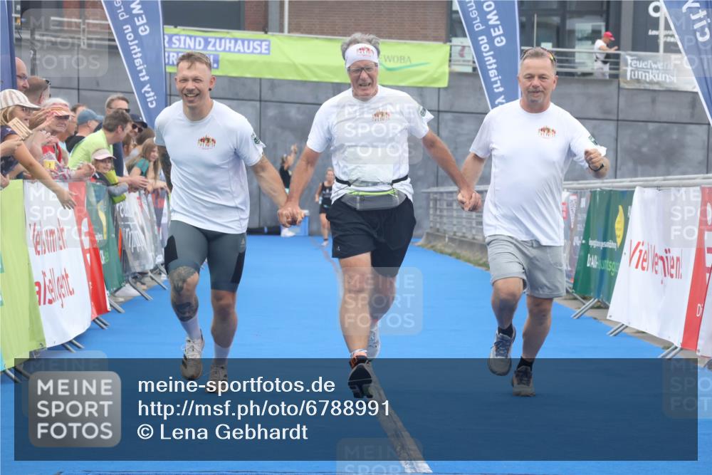 11.08.2024 - GEWOBA Citytriathlon Bremen Lena Gebhardt http://msf.ph/oto/6788991 11.08.2024 11:25:22 Ziel 51, 74, 93 meine-sportfotos.de