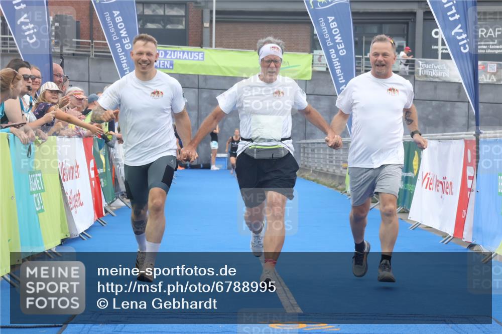 11.08.2024 - GEWOBA Citytriathlon Bremen Lena Gebhardt http://msf.ph/oto/6788995 11.08.2024 11:25:23 Ziel 51, 74, 93 meine-sportfotos.de