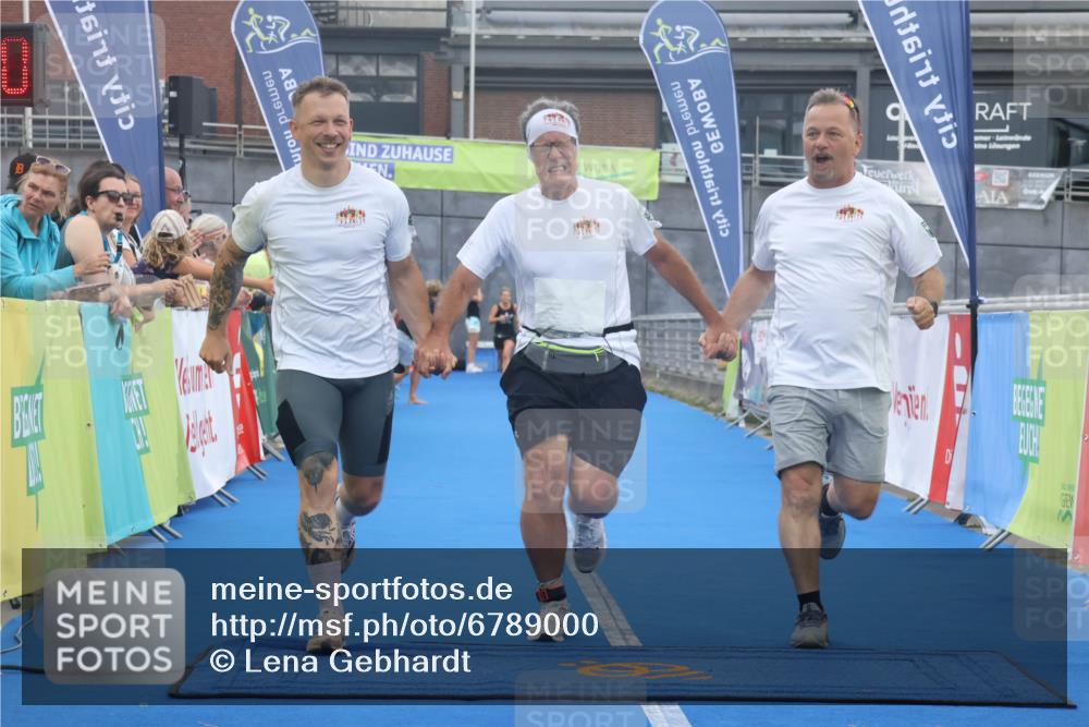 11.08.2024 - GEWOBA Citytriathlon Bremen Lena Gebhardt http://msf.ph/oto/6789000 11.08.2024 11:25:23 Ziel 51, 74, 93 meine-sportfotos.de
