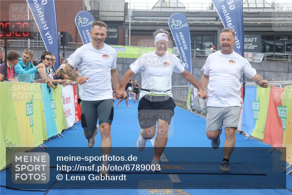 11.08.2024 - GEWOBA Citytriathlon Bremen Lena Gebhardt http://msf.ph/oto/6789003 11.08.2024 11:25:23 Ziel 51, 74, 93 meine-sportfotos.de