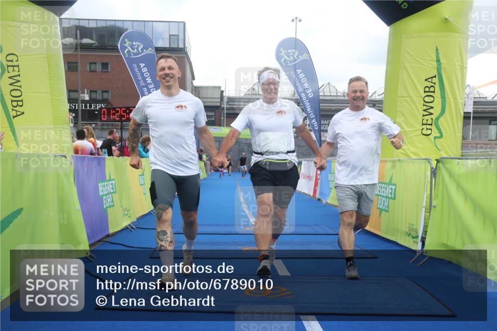 11.08.2024 - GEWOBA Citytriathlon Bremen Lena Gebhardt http://msf.ph/oto/6789010 11.08.2024 11:25:24 Ziel 51, 74, 93, 106 meine-sportfotos.de