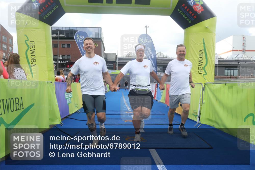 11.08.2024 - GEWOBA Citytriathlon Bremen Lena Gebhardt http://msf.ph/oto/6789012 11.08.2024 11:25:24 Ziel 51, 74, 93, 106 meine-sportfotos.de