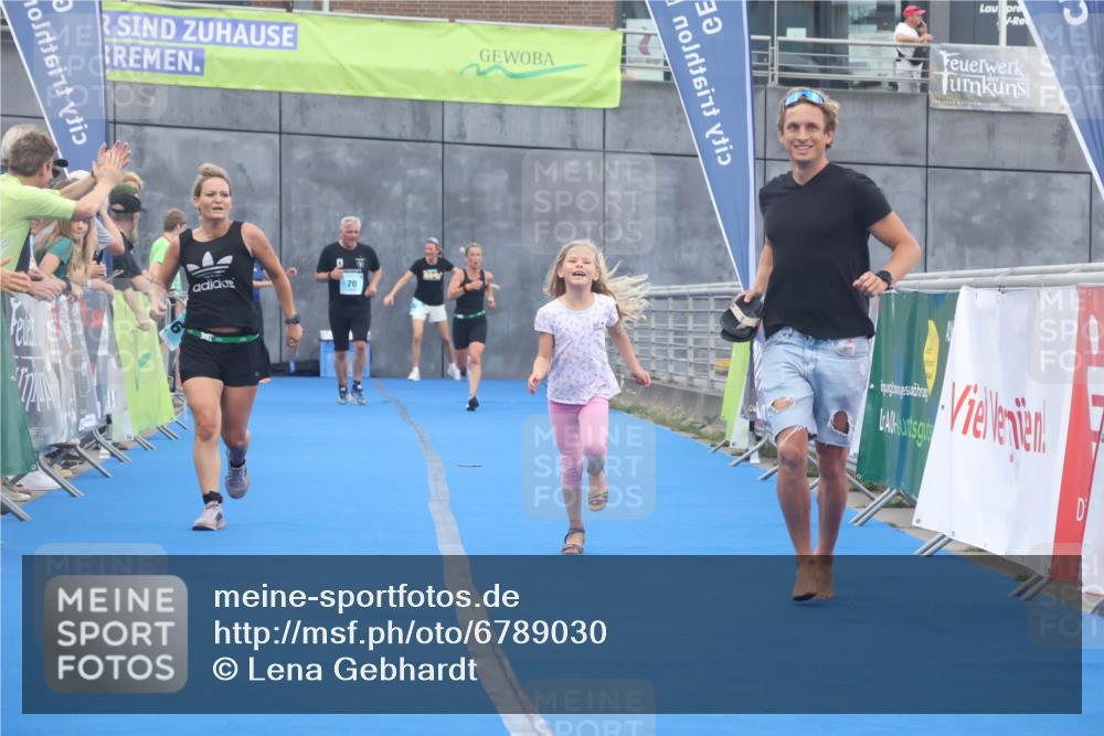 11.08.2024 - GEWOBA Citytriathlon Bremen Lena Gebhardt http://msf.ph/oto/6789030 11.08.2024 11:25:30 Ziel 54, 74, 106 meine-sportfotos.de