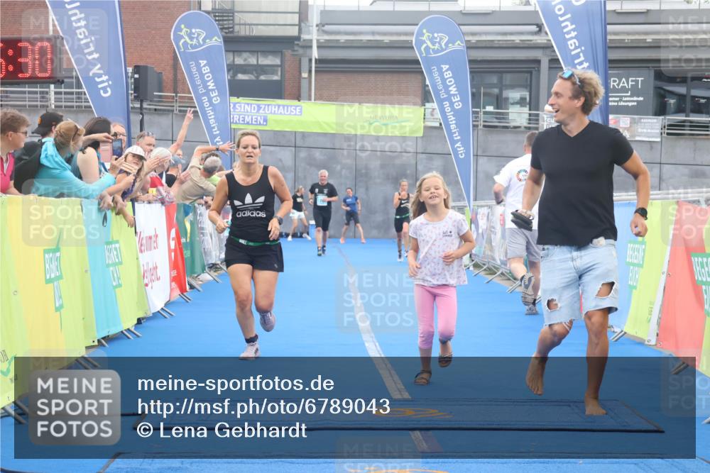 11.08.2024 - GEWOBA Citytriathlon Bremen Lena Gebhardt http://msf.ph/oto/6789043 11.08.2024 11:25:33 Ziel 54, 70, 106 meine-sportfotos.de