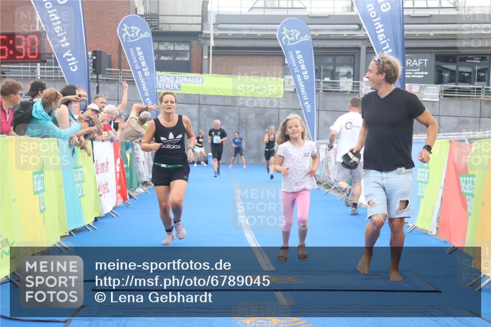 11.08.2024 - GEWOBA Citytriathlon Bremen Lena Gebhardt http://msf.ph/oto/6789045 11.08.2024 11:25:33 Ziel 54, 70, 106 meine-sportfotos.de