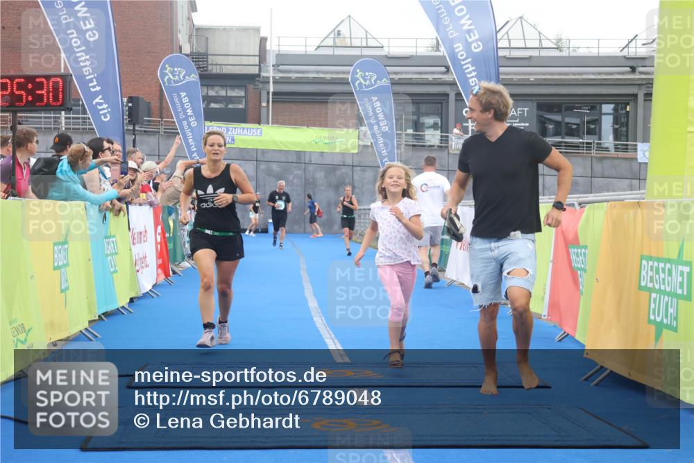11.08.2024 - GEWOBA Citytriathlon Bremen Lena Gebhardt http://msf.ph/oto/6789048 11.08.2024 11:25:33 Ziel 54, 70, 106 meine-sportfotos.de