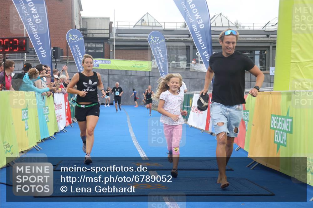 11.08.2024 - GEWOBA Citytriathlon Bremen Lena Gebhardt http://msf.ph/oto/6789052 11.08.2024 11:25:34 Ziel 36, 54, 70, 106 meine-sportfotos.de