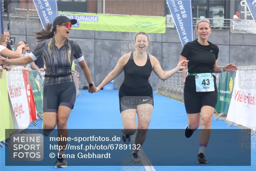 11.08.2024 - GEWOBA Citytriathlon Bremen Lena Gebhardt http://msf.ph/oto/6789132 11.08.2024 11:25:48 Ziel 36, 43, 70 meine-sportfotos.de