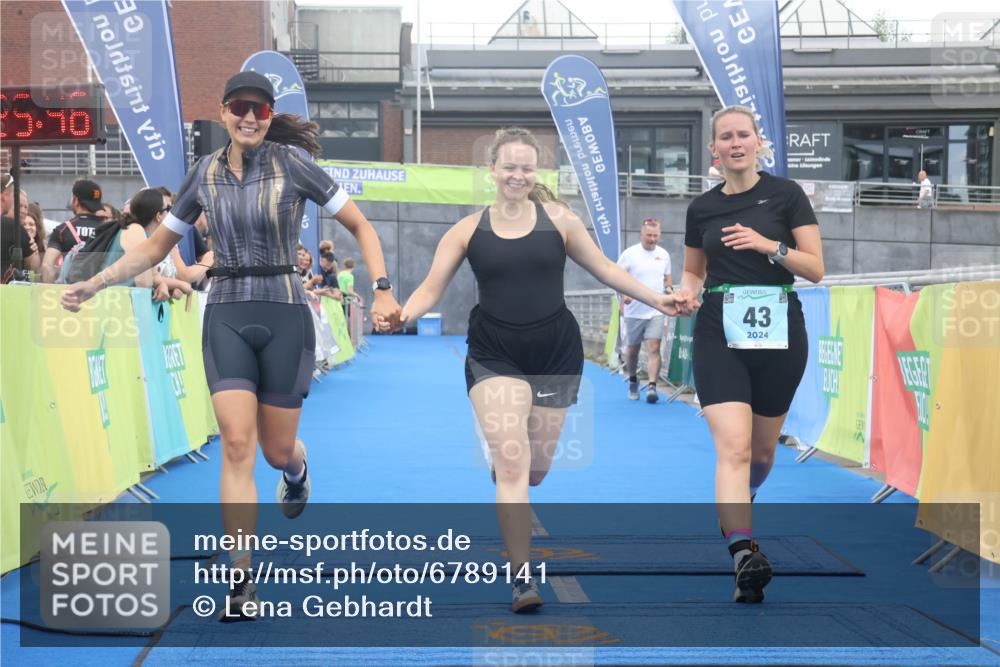 11.08.2024 - GEWOBA Citytriathlon Bremen Lena Gebhardt http://msf.ph/oto/6789141 11.08.2024 11:25:49 Ziel 36, 43, 70 meine-sportfotos.de