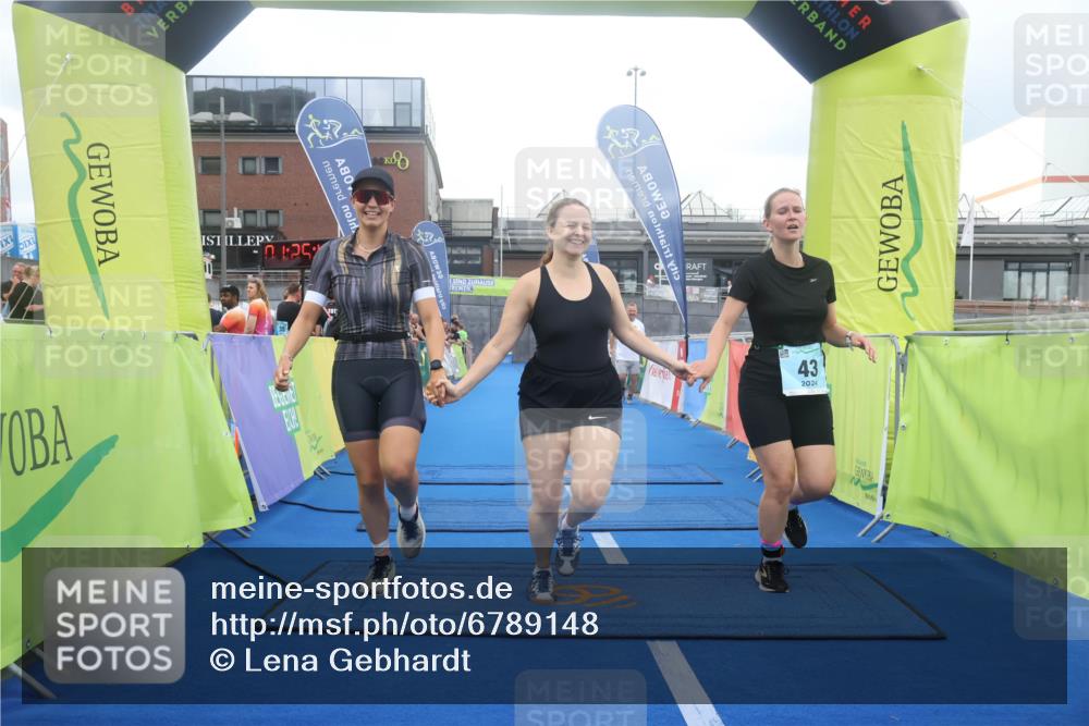 11.08.2024 - GEWOBA Citytriathlon Bremen Lena Gebhardt http://msf.ph/oto/6789148 11.08.2024 11:25:50 Ziel 36, 43, 70 meine-sportfotos.de