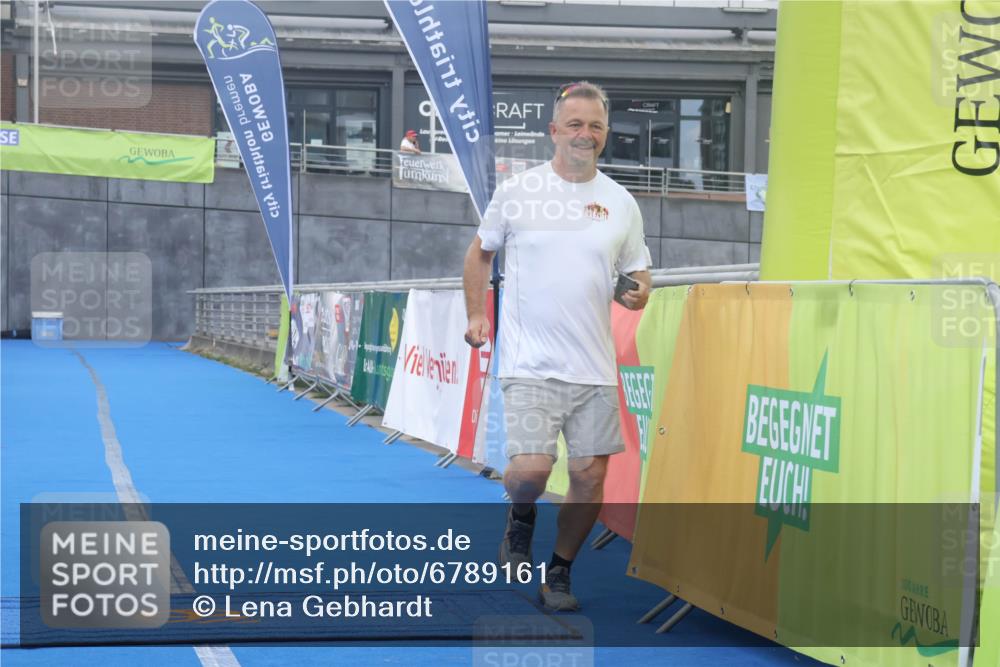 11.08.2024 - GEWOBA Citytriathlon Bremen Lena Gebhardt http://msf.ph/oto/6789161 11.08.2024 11:25:54 Ziel 43 meine-sportfotos.de