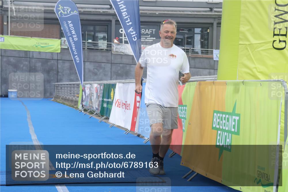11.08.2024 - GEWOBA Citytriathlon Bremen Lena Gebhardt http://msf.ph/oto/6789163 11.08.2024 11:25:54 Ziel 43 meine-sportfotos.de