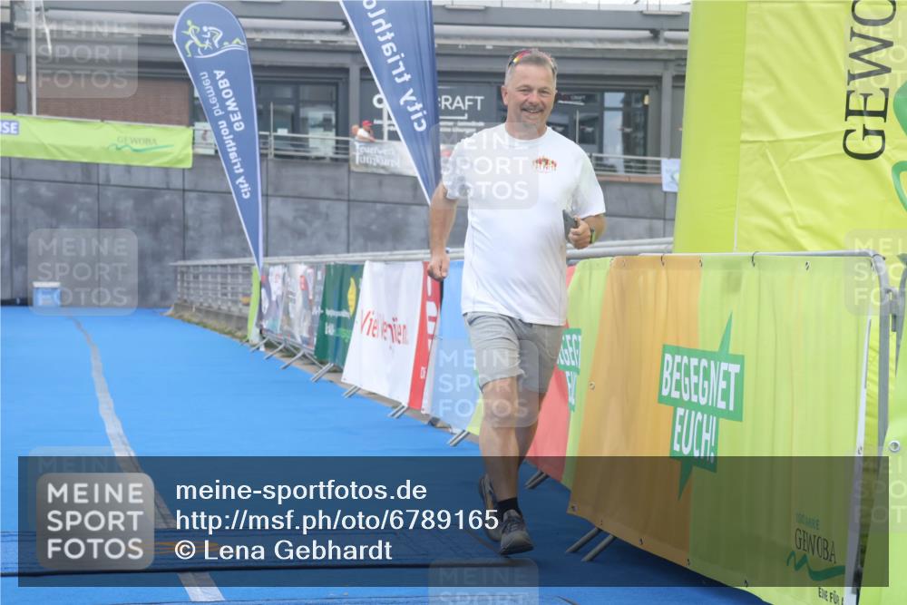 11.08.2024 - GEWOBA Citytriathlon Bremen Lena Gebhardt http://msf.ph/oto/6789165 11.08.2024 11:25:54 Ziel 43 meine-sportfotos.de