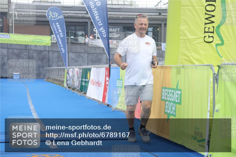 11.08.2024 - GEWOBA Citytriathlon Bremen Lena Gebhardt http://msf.ph/oto/6789167 11.08.2024 11:25:54 Ziel 43 meine-sportfotos.de