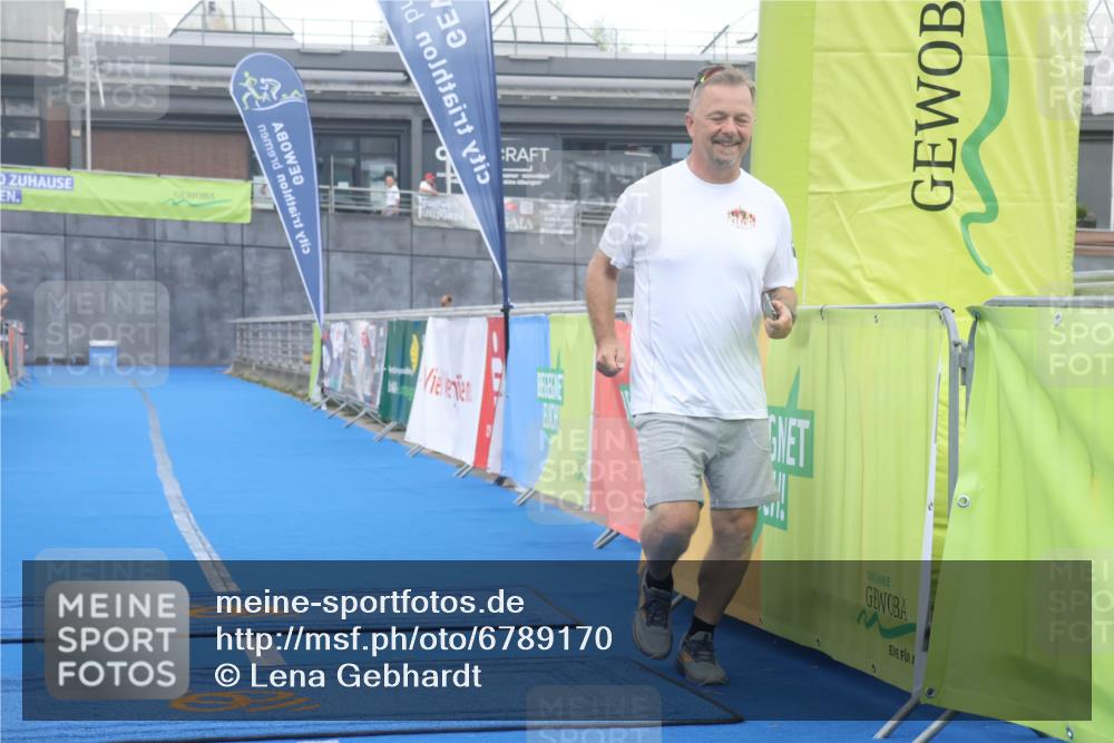 11.08.2024 - GEWOBA Citytriathlon Bremen Lena Gebhardt http://msf.ph/oto/6789170 11.08.2024 11:25:54 Ziel 43 meine-sportfotos.de