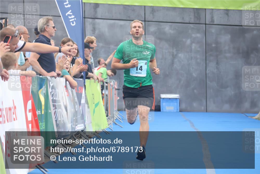 11.08.2024 - GEWOBA Citytriathlon Bremen Lena Gebhardt http://msf.ph/oto/6789173 11.08.2024 11:26:02 Ziel 14 meine-sportfotos.de