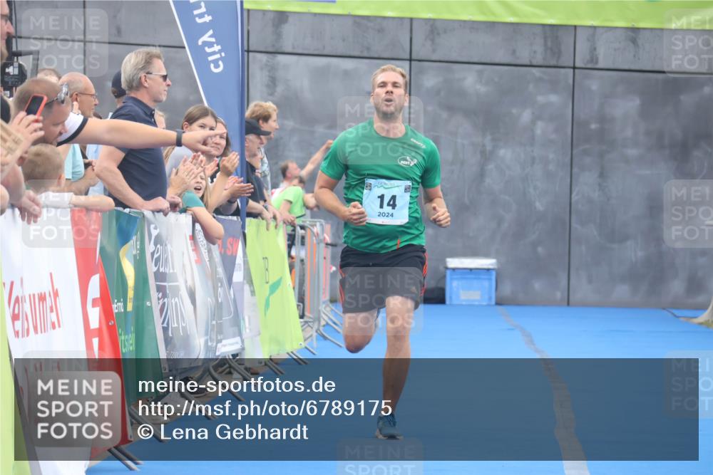 11.08.2024 - GEWOBA Citytriathlon Bremen Lena Gebhardt http://msf.ph/oto/6789175 11.08.2024 11:26:02 Ziel 14 meine-sportfotos.de