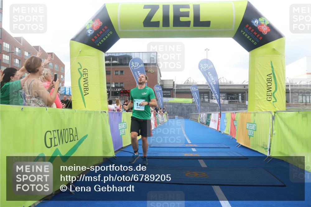 11.08.2024 - GEWOBA Citytriathlon Bremen Lena Gebhardt http://msf.ph/oto/6789205 11.08.2024 11:26:06 Ziel 14 meine-sportfotos.de