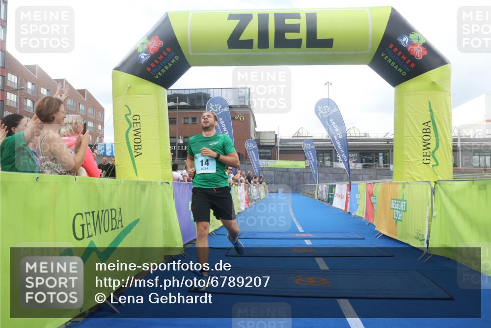 11.08.2024 - GEWOBA Citytriathlon Bremen Lena Gebhardt http://msf.ph/oto/6789207 11.08.2024 11:26:06 Ziel 14 meine-sportfotos.de