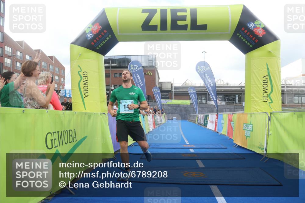 11.08.2024 - GEWOBA Citytriathlon Bremen Lena Gebhardt http://msf.ph/oto/6789208 11.08.2024 11:26:06 Ziel 14 meine-sportfotos.de