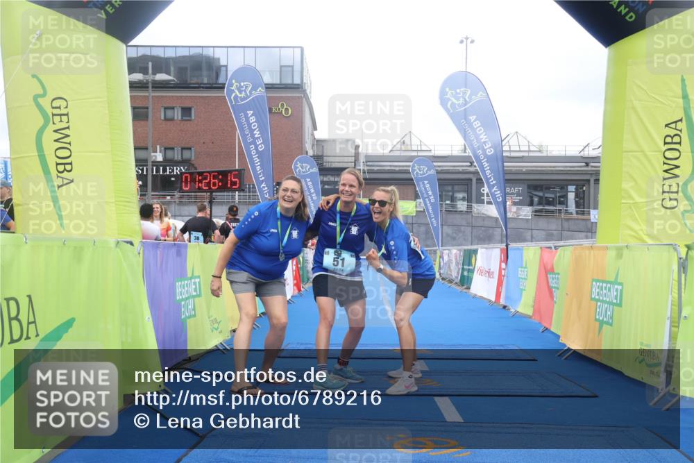 11.08.2024 - GEWOBA Citytriathlon Bremen Lena Gebhardt http://msf.ph/oto/6789216 11.08.2024 11:26:18 Ziel  meine-sportfotos.de