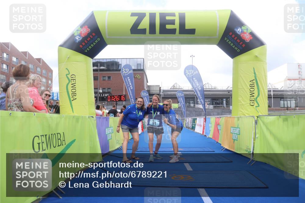 11.08.2024 - GEWOBA Citytriathlon Bremen Lena Gebhardt http://msf.ph/oto/6789221 11.08.2024 11:26:19 Ziel  meine-sportfotos.de