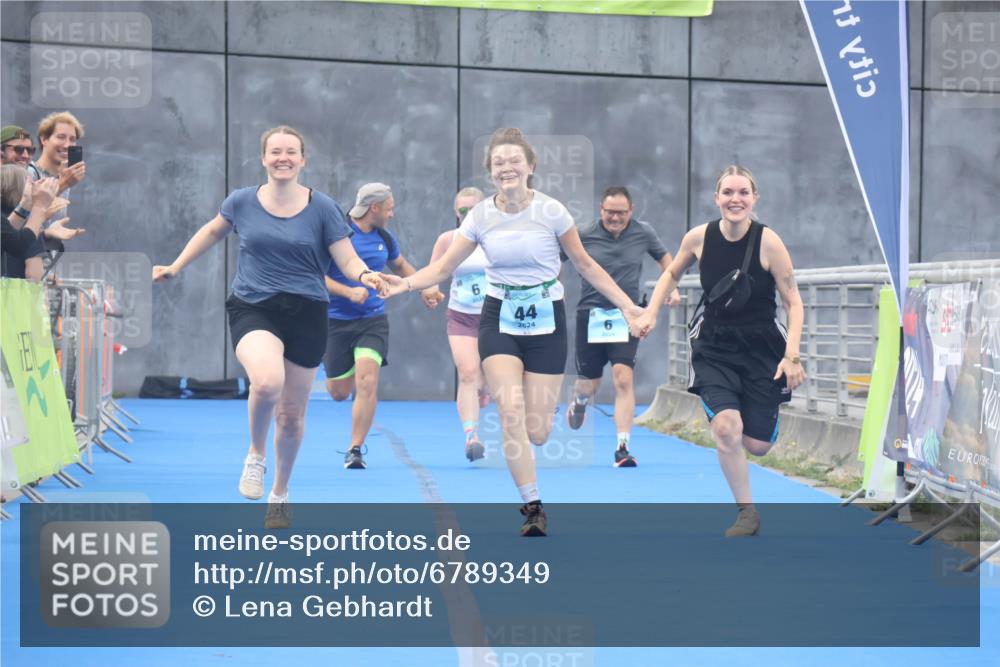 11.08.2024 - GEWOBA Citytriathlon Bremen Lena Gebhardt http://msf.ph/oto/6789349 11.08.2024 11:27:07 Ziel 6, 32, 44 meine-sportfotos.de