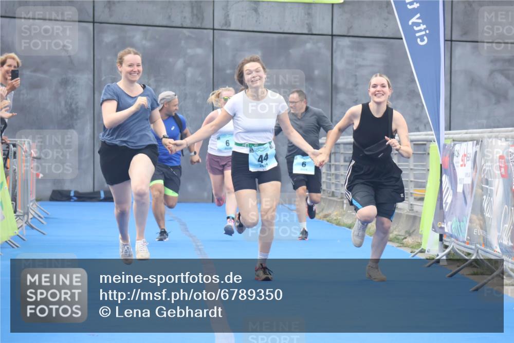 11.08.2024 - GEWOBA Citytriathlon Bremen Lena Gebhardt http://msf.ph/oto/6789350 11.08.2024 11:27:08 Ziel 6, 32, 44 meine-sportfotos.de