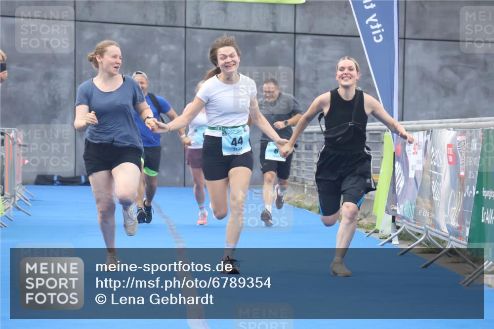 11.08.2024 - GEWOBA Citytriathlon Bremen Lena Gebhardt http://msf.ph/oto/6789354 11.08.2024 11:27:08 Ziel 6, 32, 44 meine-sportfotos.de