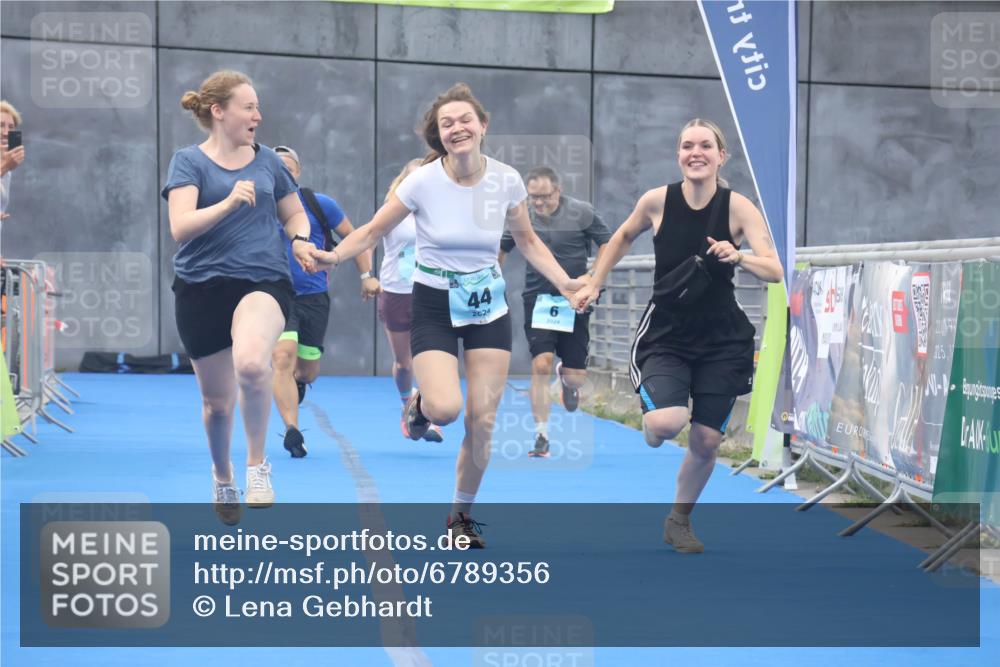 11.08.2024 - GEWOBA Citytriathlon Bremen Lena Gebhardt http://msf.ph/oto/6789356 11.08.2024 11:27:08 Ziel 6, 32, 44 meine-sportfotos.de
