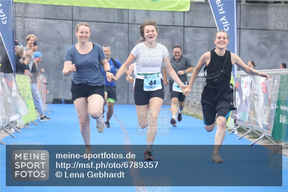 11.08.2024 - GEWOBA Citytriathlon Bremen Lena Gebhardt http://msf.ph/oto/6789357 11.08.2024 11:27:09 Ziel 6, 32, 44 meine-sportfotos.de