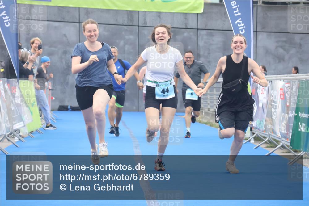 11.08.2024 - GEWOBA Citytriathlon Bremen Lena Gebhardt http://msf.ph/oto/6789359 11.08.2024 11:27:09 Ziel 6, 32, 44 meine-sportfotos.de